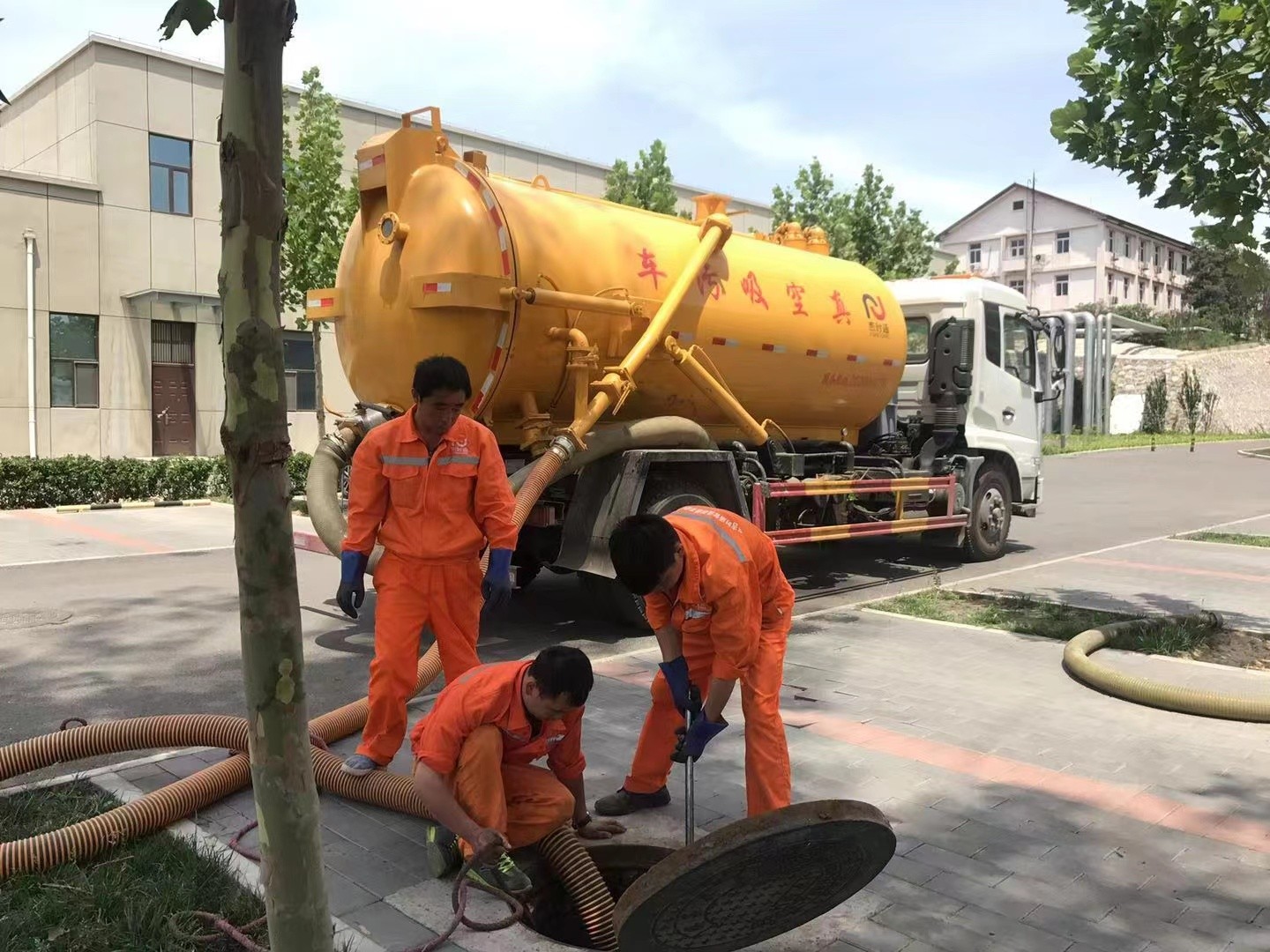 丰宁管道疏通车停在窨井附近