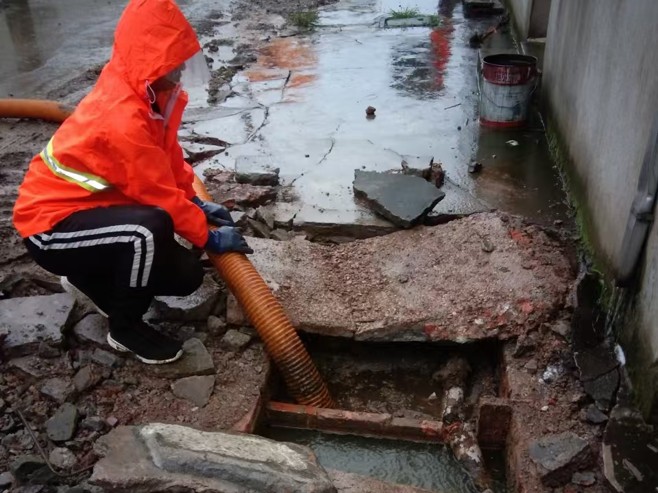 丰宁专业清理污水池 炜誉市政以规范流程守护城市 “肠道”