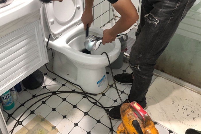 丰宁马桶堵塞自己疏通还是找师傅？专业上门服务让你省时更省心